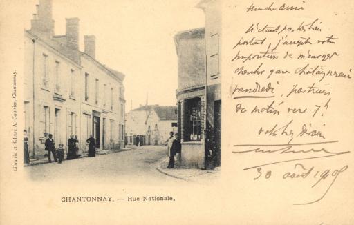 La rue Nationale et les halles, à Chantonnay (commerces).